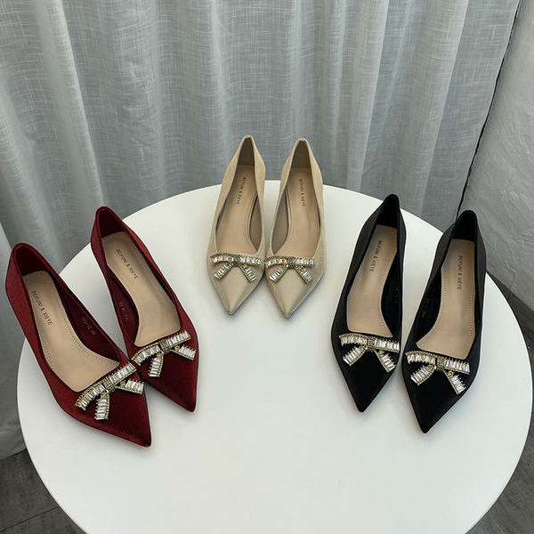 Novi model ženskih cipela na špic sa trakom i petom visine 5 cm