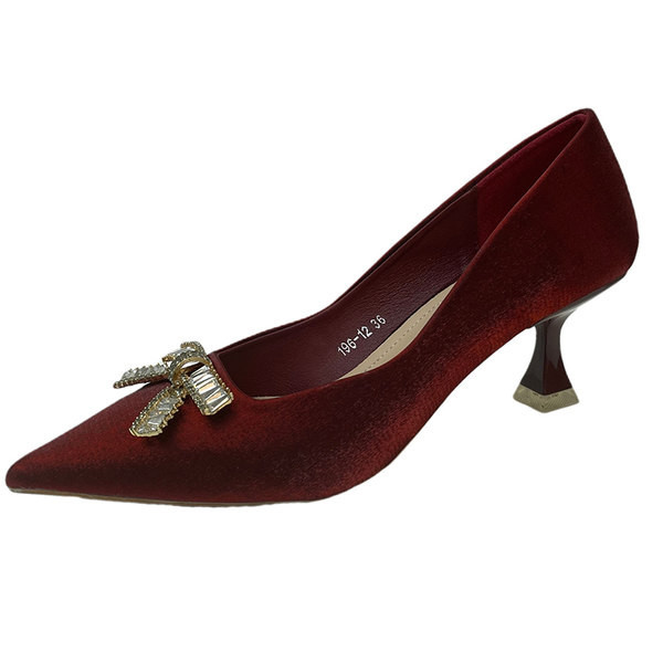 Novi model ženskih cipela na špic sa trakom i petom visine 5 cm