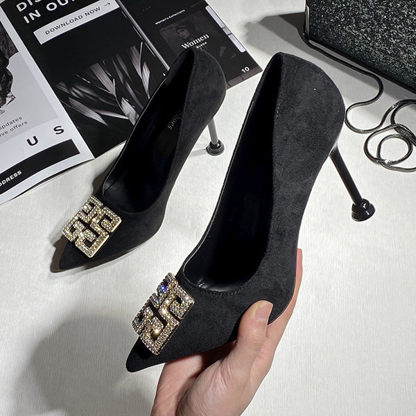 Moderne ženske cipele od eko brušene kože s metalnim elementom i petom od 9,5 cm