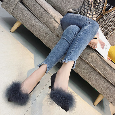 Elegantne ženske cipele na špic s perom