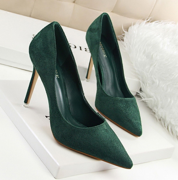 Elegantne ženske cipele na špic na petu 9,5 cm