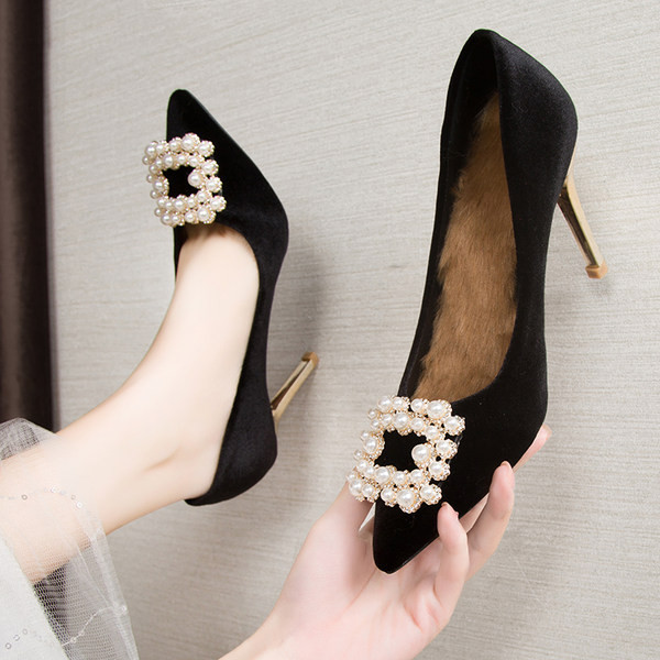 Aktualne ženske cipele na špic sa kopčom