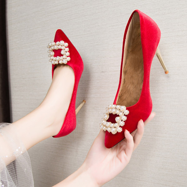 Aktualne ženske cipele na špic sa kopčom