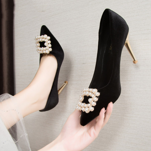 Aktualne ženske cipele na špic sa kopčom