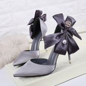 Elegantne ženske cipele s vrpcom i biserima