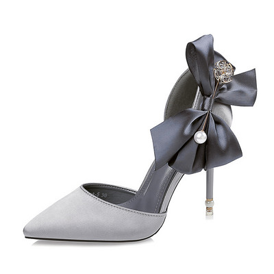 Elegantne ženske cipele s vrpcom i biserima