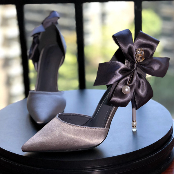 Elegantne ženske cipele s vrpcom i biserima