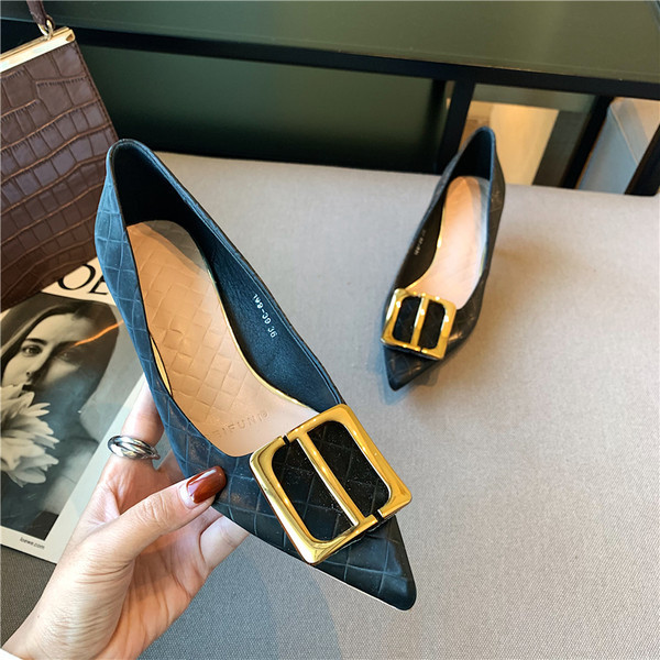 Novi model ženskih cipela na špic sa kopčom