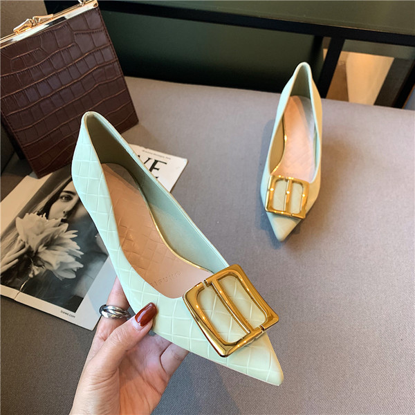 Novi model ženskih cipela na špic sa kopčom