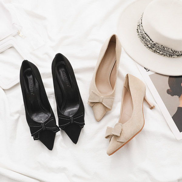 Ženske cipele s trakom i niskom petom u bež i crnoj boji