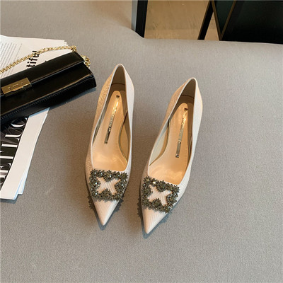 Moderne ženske cipele s kamenčićima i visokom petom od 4 cm