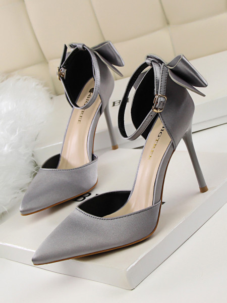 Elegantne ženske cipele s remenčićima i vrpcom