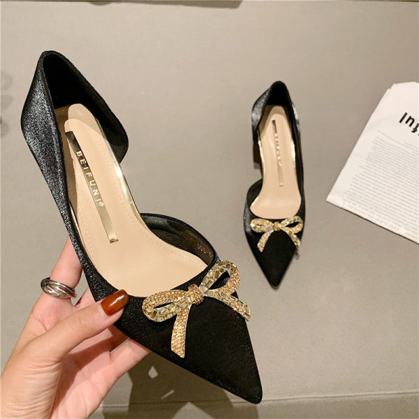 Ženske cipele s trakom - model na špic