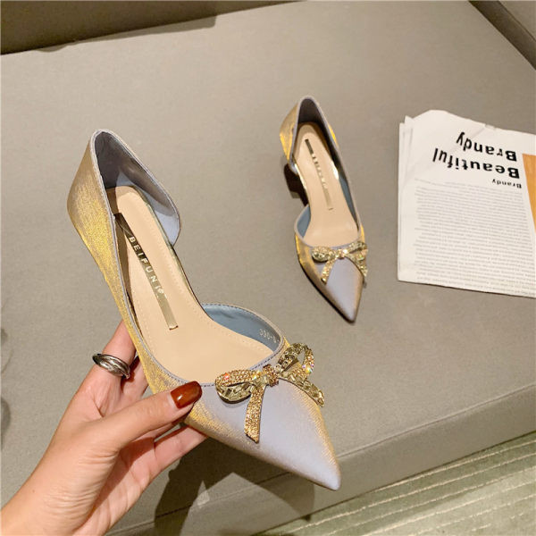 Ženske cipele s trakom - model na špic