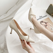 Ženske cipele s metalnim ukrasom model na špic