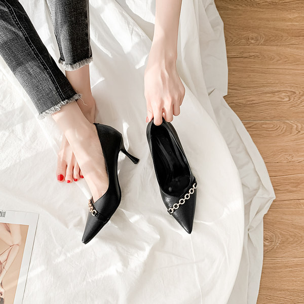 Ženske cipele s metalnim ukrasom model na špic