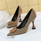 Model cipela na špic s metalnim ukrasom za žene