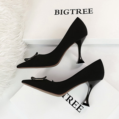 Model cipela na špic s metalnim ukrasom za žene