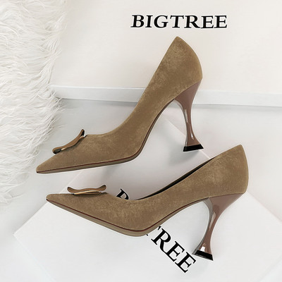 Model cipela na špic s metalnim ukrasom za žene