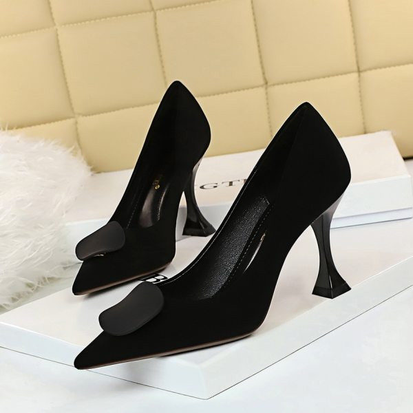 Model cipela na špic s metalnim ukrasom za žene