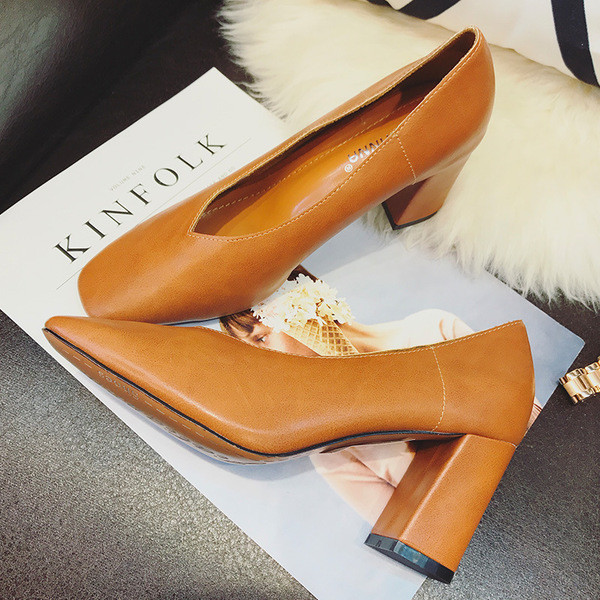 Ženske cipele s debelom petom u retro stilu