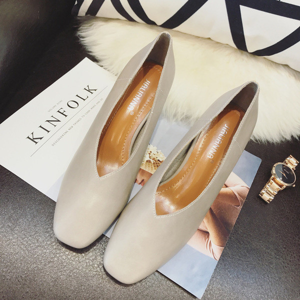 Ženske cipele s debelom petom u retro stilu