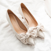 Ženske cipele na traku i špic model od eko brušene kože