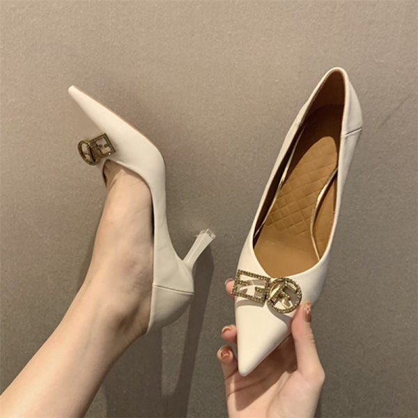 Elegantne ženske cipele sa metalnom kopčom - umjetna koža