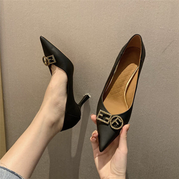 Elegantne ženske cipele sa metalnom kopčom - umjetna koža