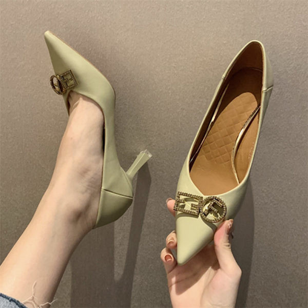 Elegantne ženske cipele sa metalnom kopčom - umjetna koža