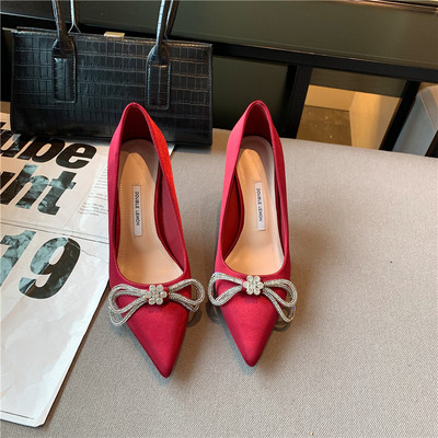 Elegantne ženske cipele s trakom i visokom tankom petom