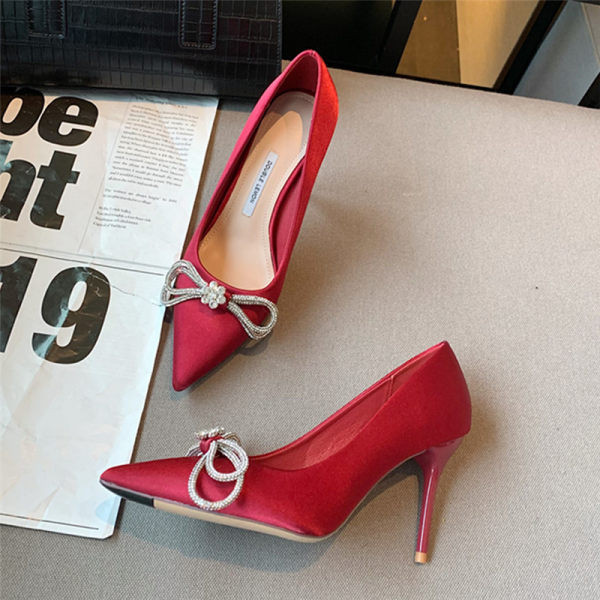 Elegantne ženske cipele s trakom i visokom tankom petom