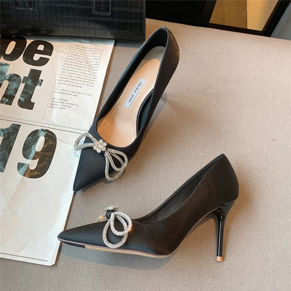 Elegantne ženske cipele s trakom i visokom tankom petom