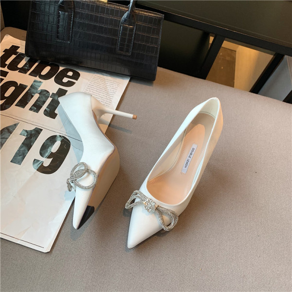 Elegantne ženske cipele s trakom i visokom tankom petom