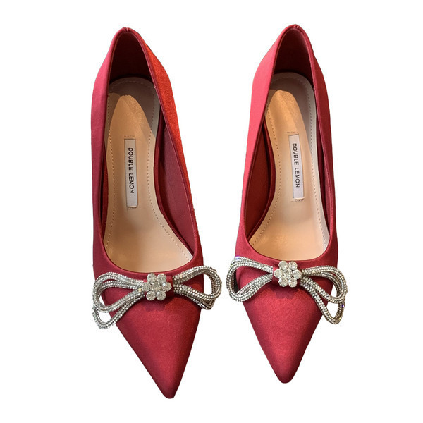 Elegantne ženske cipele s trakom i visokom tankom petom