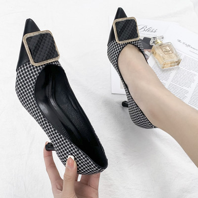 Moderne ženske cipele s metalnom kopčom i niskom petom