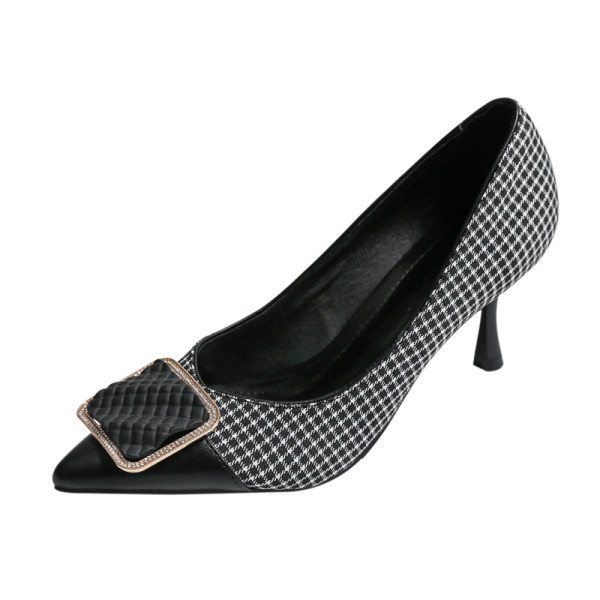 Moderne ženske cipele s metalnom kopčom i niskom petom