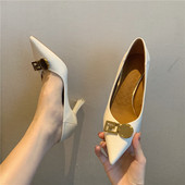 Moderne ženske cipele s metalnim elementom - od umjetne kože