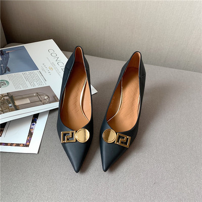 Moderne ženske cipele s metalnim elementom - od umjetne kože