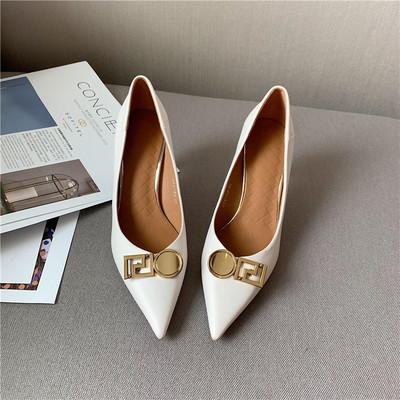 Moderne ženske cipele s metalnim elementom - od umjetne kože