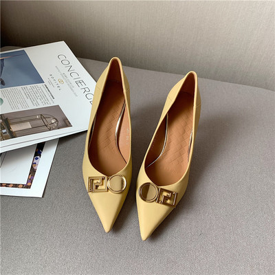 Moderne ženske cipele s metalnim elementom - od umjetne kože