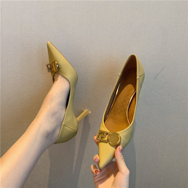 Moderne ženske cipele s metalnim elementom - od umjetne kože