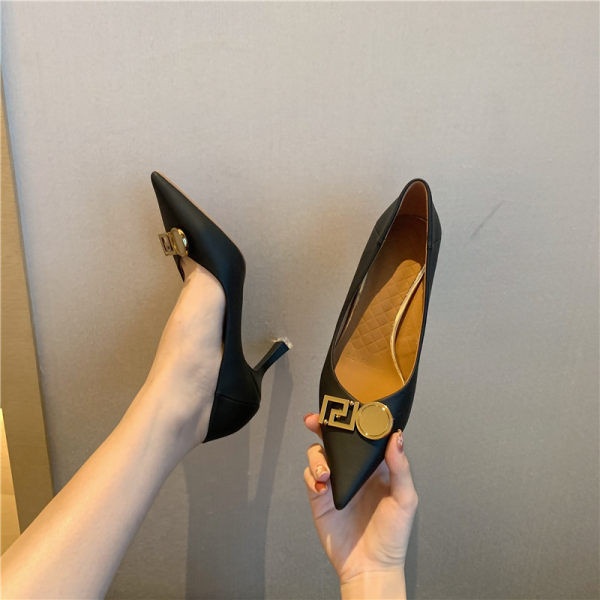 Moderne ženske cipele s metalnim elementom - od umjetne kože