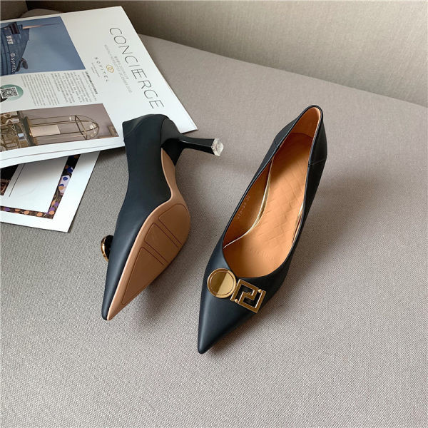 Moderne ženske cipele s metalnim elementom - od umjetne kože