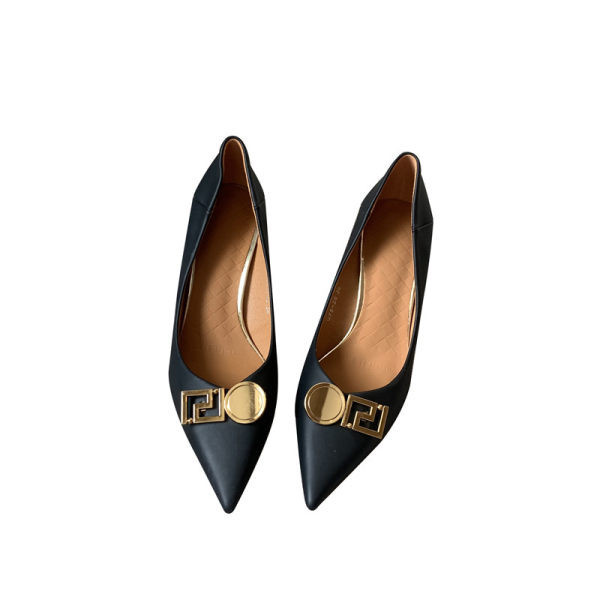 Moderne ženske cipele s metalnim elementom - od umjetne kože