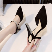 Elegantne ženske cipele sa šiljatim kamenčićima