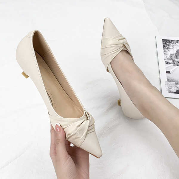 Ženske cipele od eko kože model na špic u bež boji