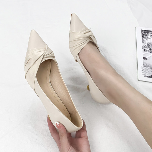 Ženske cipele od eko kože model na špic u bež boji