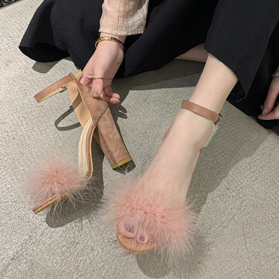 Moodsad udusulgede ja paksu kontsaga naiste sandaalid