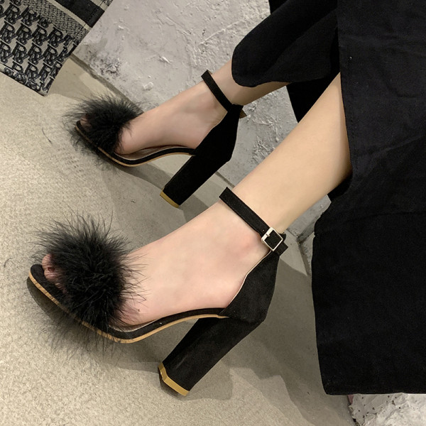 Moodsad udusulgede ja paksu kontsaga naiste sandaalid